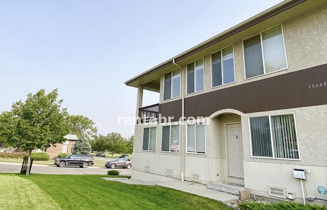 Building Photo - Spacious Townhome with Oversized 2-Car Gar...