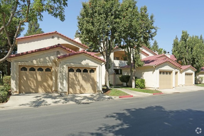 Building Photo - Golden Oak Apartments