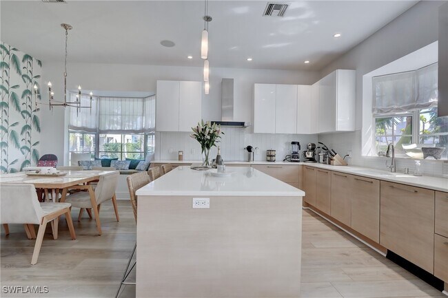 Photo - 687 9th Ave S