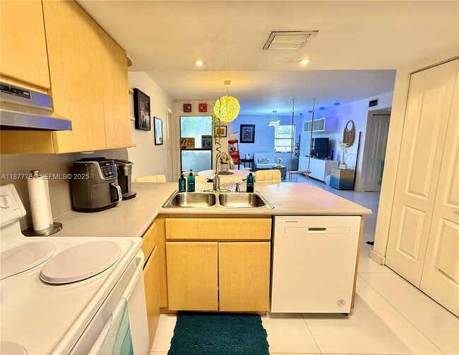 Building Photo - 10857 NW 7th St Unit 21-17