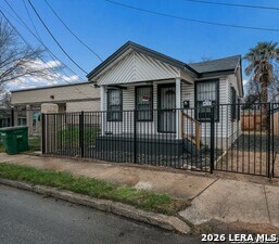 Building Photo - 325 S Hackberry St