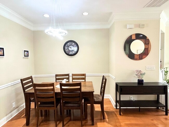 Dining area - 31 Mallard Pl
