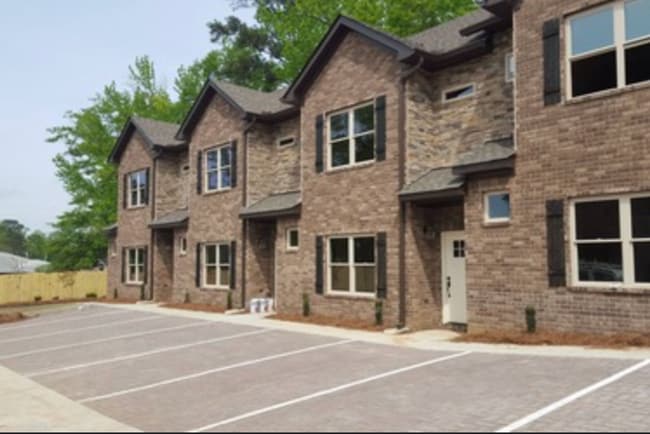 Building Photo - Heisman Villas: End Unit with Parking & Pr... Rental