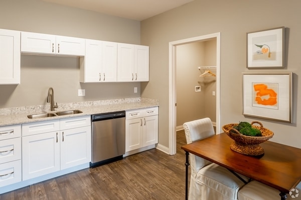 2BR, 2BA - 1,035 SF