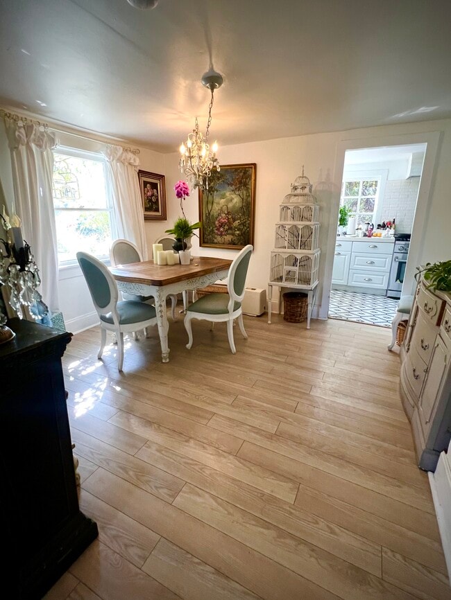 Comedor - 822 E Kensington Rd