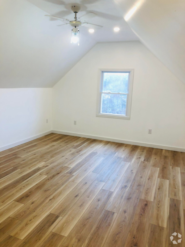 Building Photo - 196 Spruce St Unit Attic A Long Term Rental