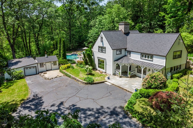 Photo - 77 Crest Rd House