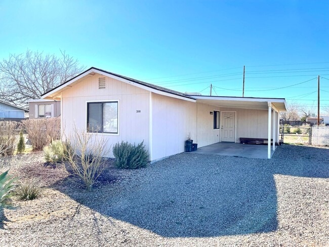 Nice 2 Bedroom Home with Large Yard and Ca... - Nice 2 Bedroom Home with Large Yard and Ca...