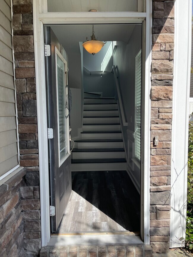 Building Photo - 320 Summer Hill Way