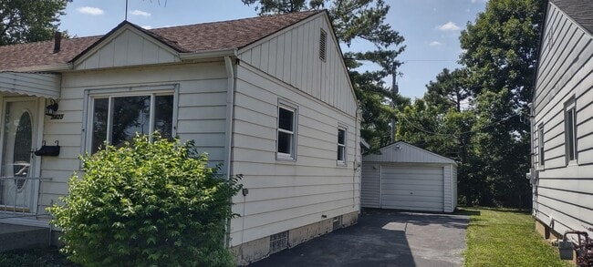 Photo - Charming Mid-Century Ranch in North Linden!
