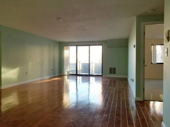 Building Photo - 12 9th St Unit 301