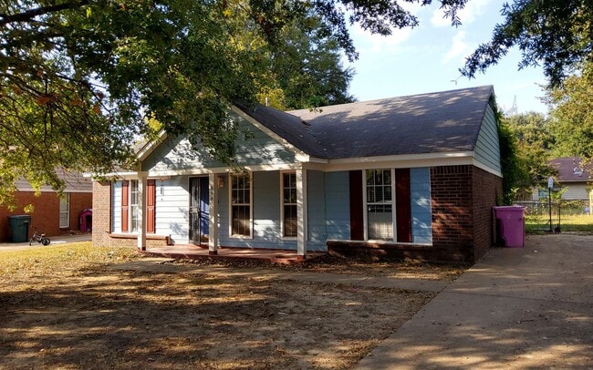 Building Photo - Welcome to 894 Longbranch Dr E!