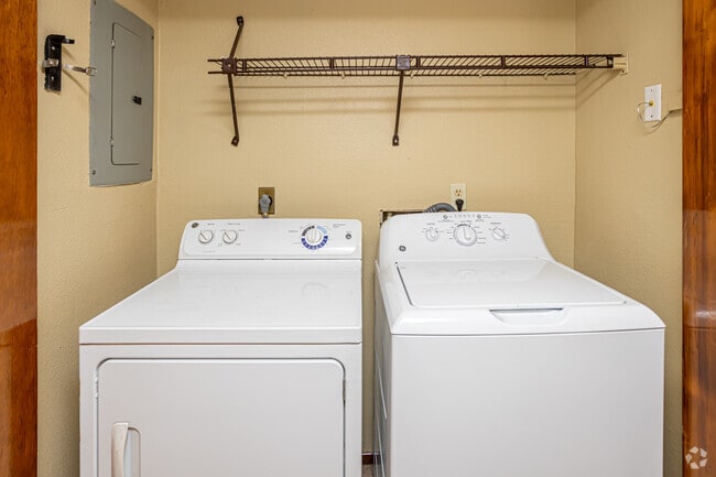 2BR, 2BA - 1,000SF