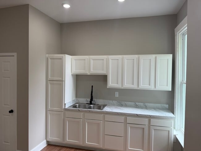 Building Photo - 3834 Southern Pky Unit #1