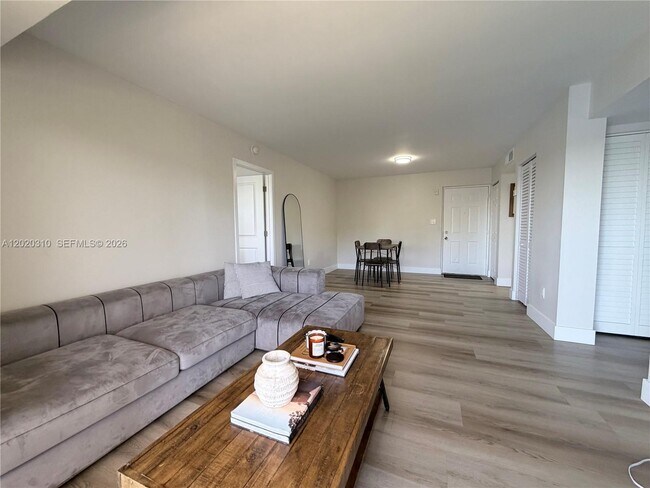 Building Photo - 8240 SW 210th St Unit 302