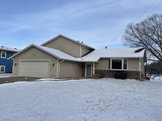 Photo - 1641 Camelot Ln NE