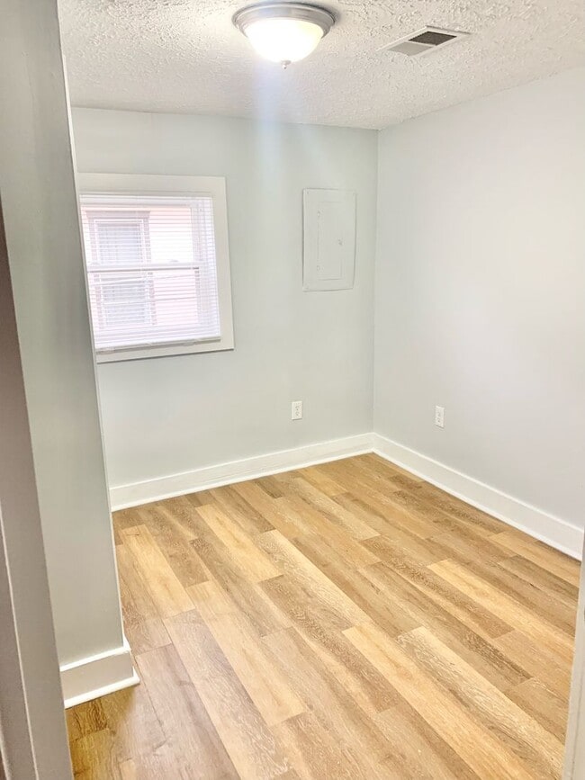 Building Photo - 3 Bedroom 1 Bath East Nashville Charmer fo... Rental