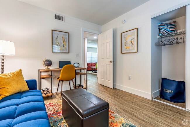 2BR, 1BA - 637SF