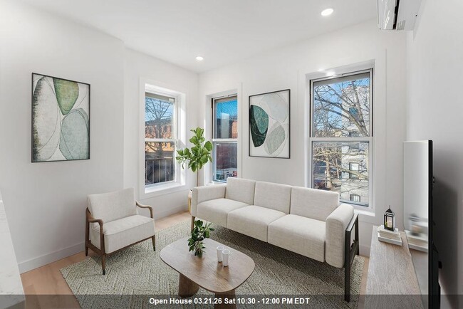 Building Photo - 306 Varick St Unit 3