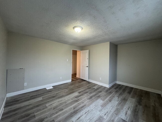 Photo - Renovated 2 Bedroom & 1.5 Bathroom Townhome! Unité 20