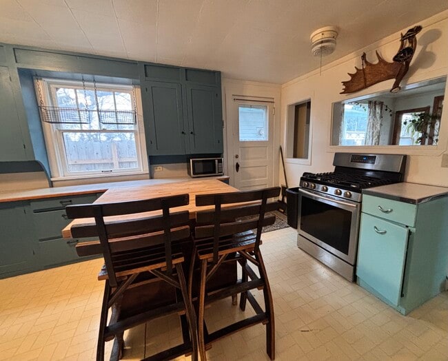 Kitchen - 1220 W Superior St