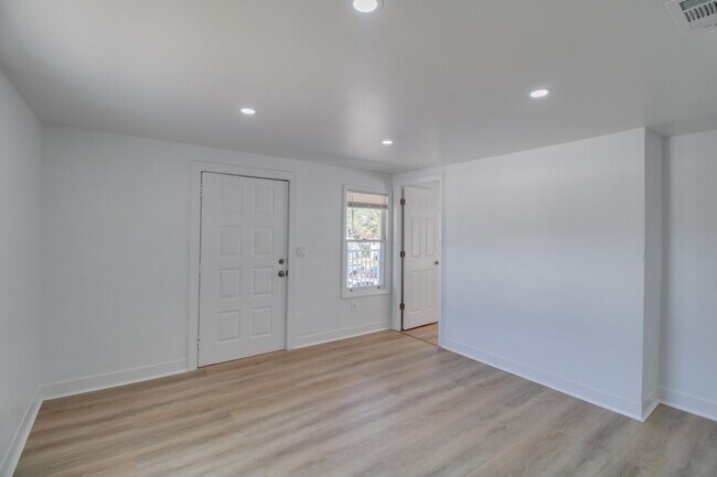 Photo - 236 N Oleander Ave