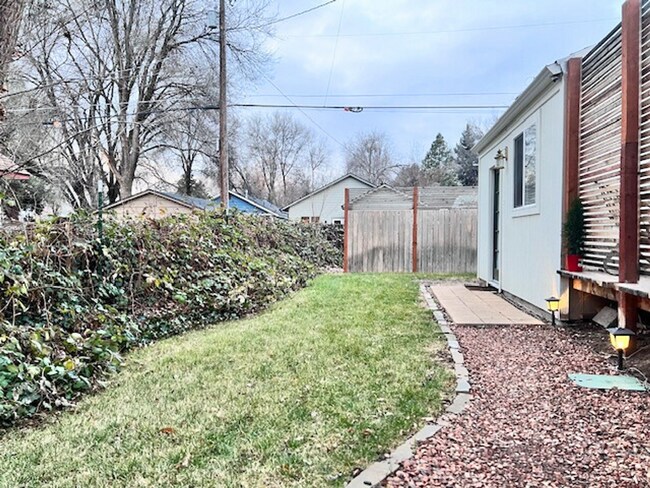 Photo - Fully furnished studio apartment in the North End! | 3-6 month leases available!!