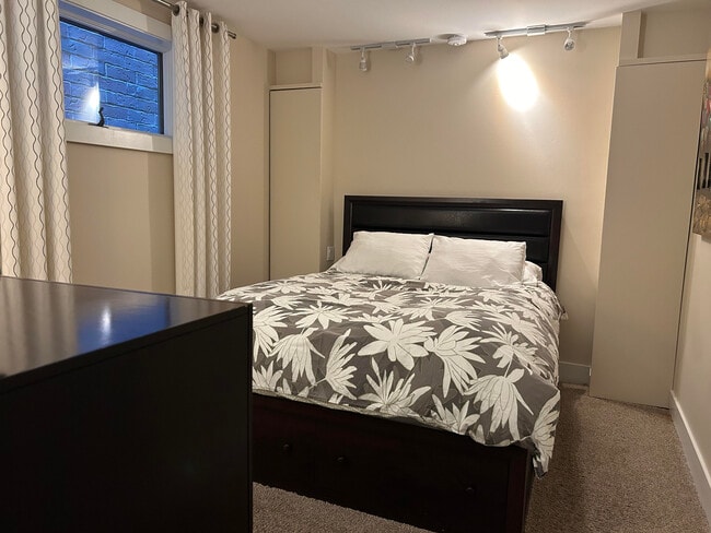 Photo - 830 W Altgeld St