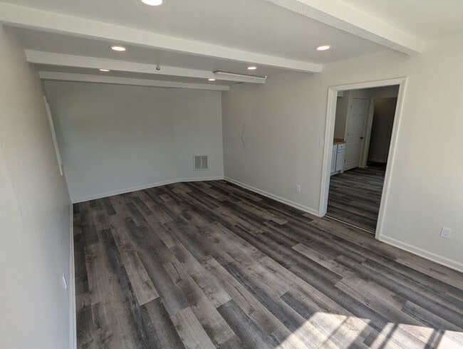 Photo - Dover Oaks LLC Unidad C