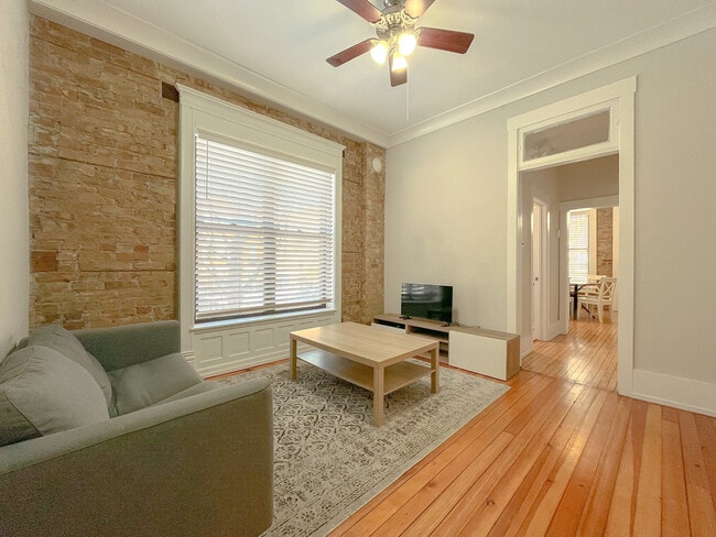 Photo - 3765 N Kenmore Ave Unidad 1E