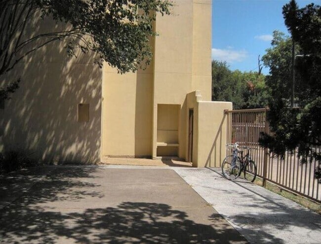 Building Photo - 712 Graham Pl Unit 101