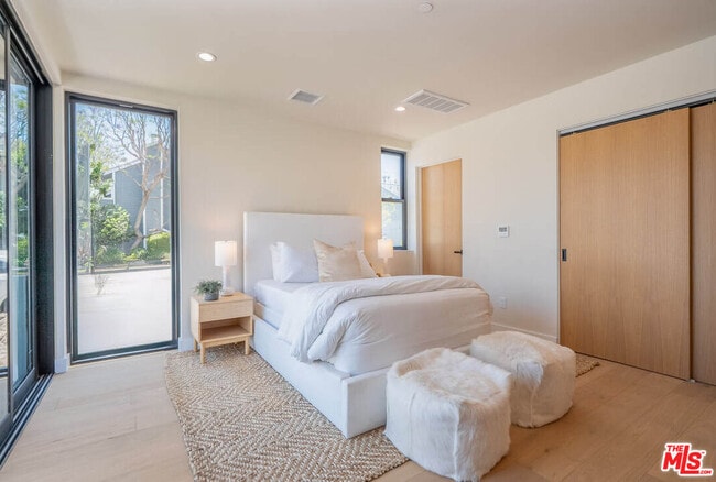 Photo - 1863 Barry Ave