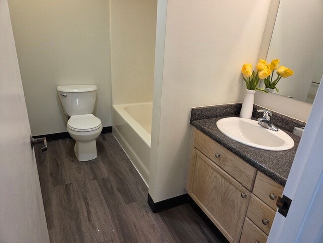 Photo - Sixth & Pine Building