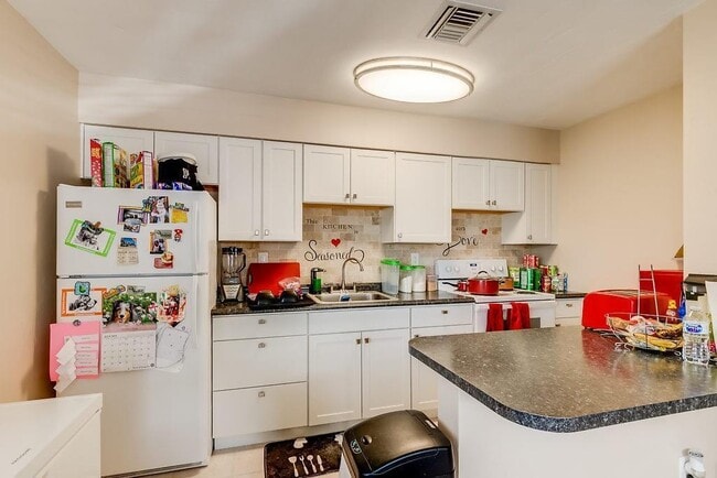 Building Photo - 1037 N Victoria Park Rd Unit 1 Rental