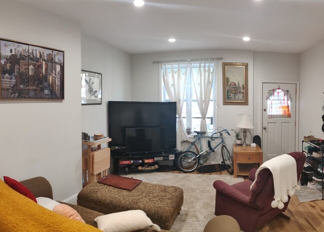 Photo - 1630 Edgley St