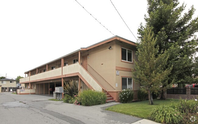 Photo - Redwood Oaks Apartments