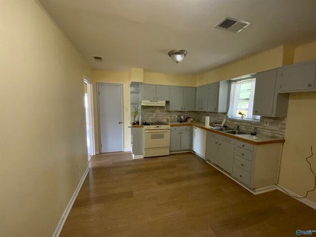 Photo - 3310 Village Dr SW
