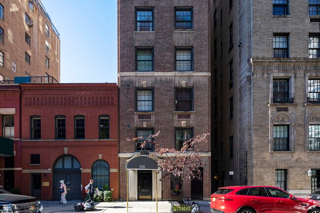 Photo - 108 E 66th St