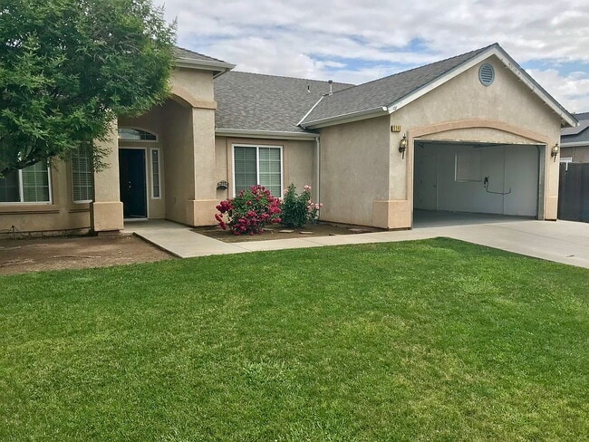 Building Photo - 4 Bed Sanger Home!!