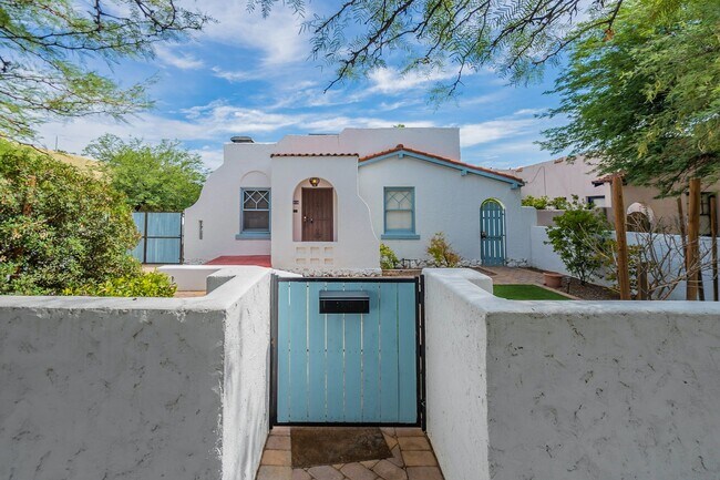 Photo - 2316 E 4th St