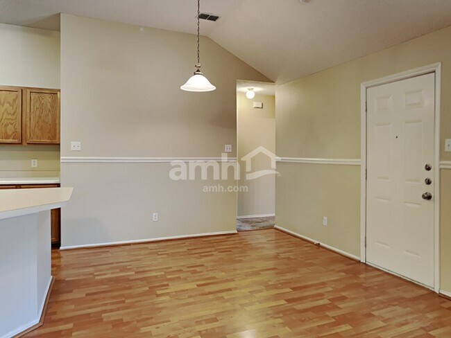 Photo - 517 Pinto Ln