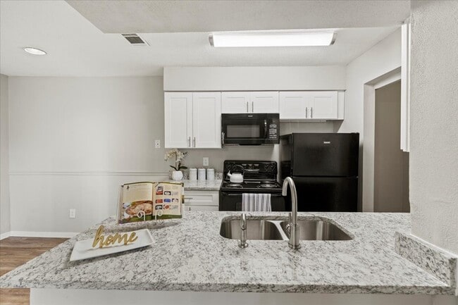 Hamilton-Renovated Kitchen - Shenandoah Ridge Apartments