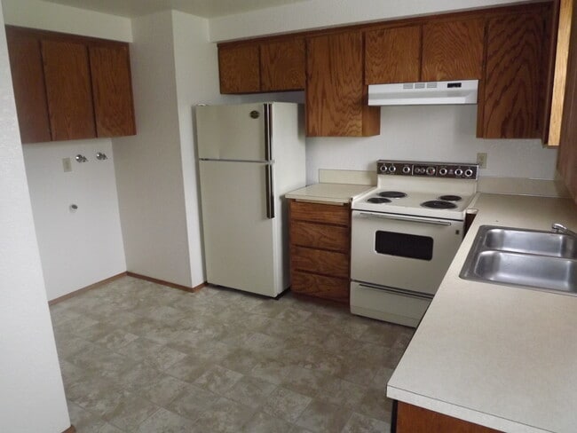 Photo - 2 Bedroom 1 1/2 Bath Townhouse Near Bethel...