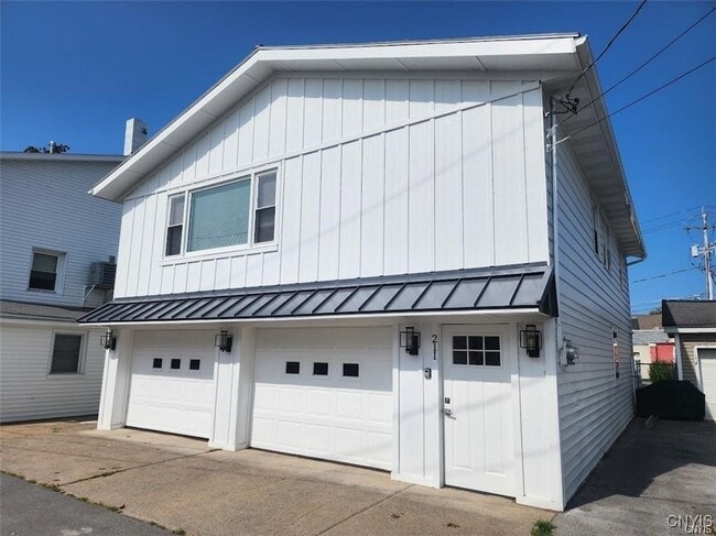 Building Photo - 211 10th Ave