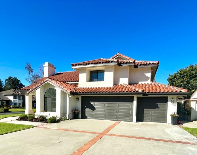 Building Photo - Prestigious Elkhorn Estates Home
