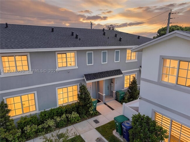 389 NW 10th St