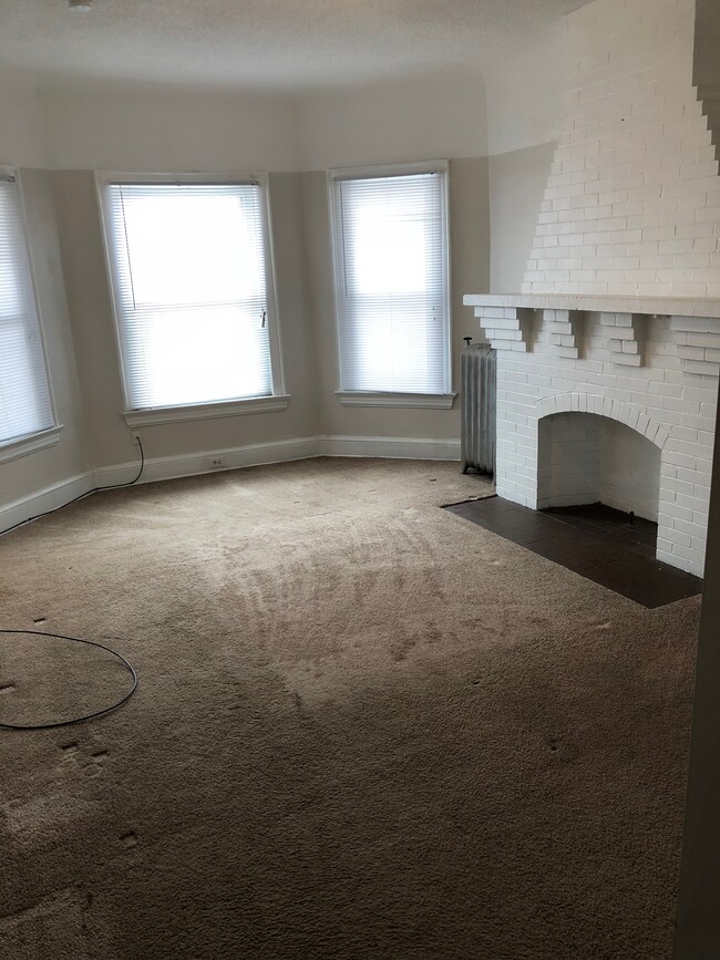 Nice size living room - 10000 Lamont Ave Apartments Unit 7