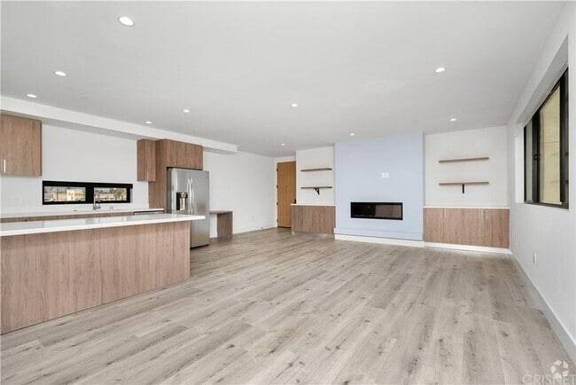 Building Photo - 5923 Laurel Canyon Blvd Rental