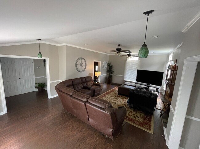 Photo - 102 Cedar St