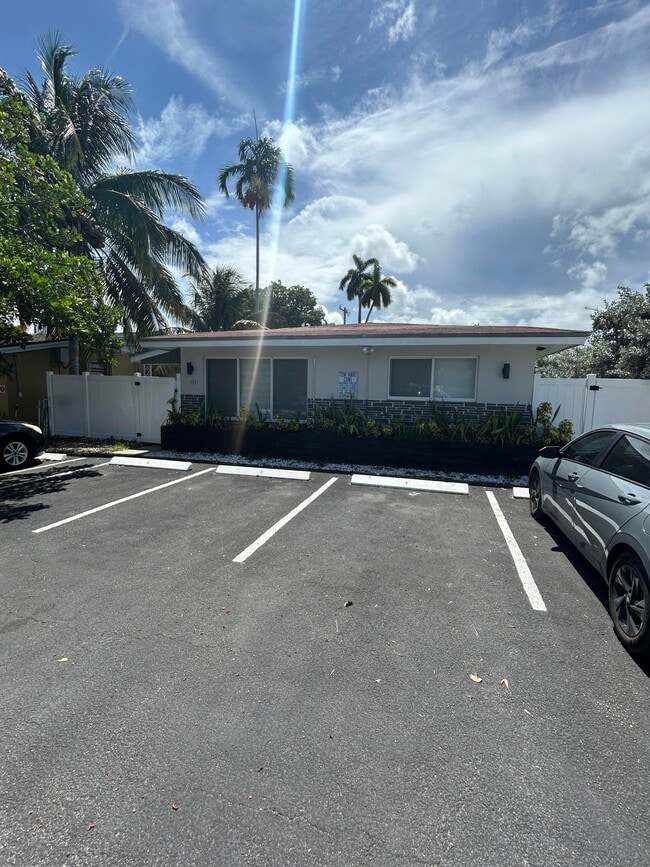Building Photo - 1037 NE 9th Ave Rental
